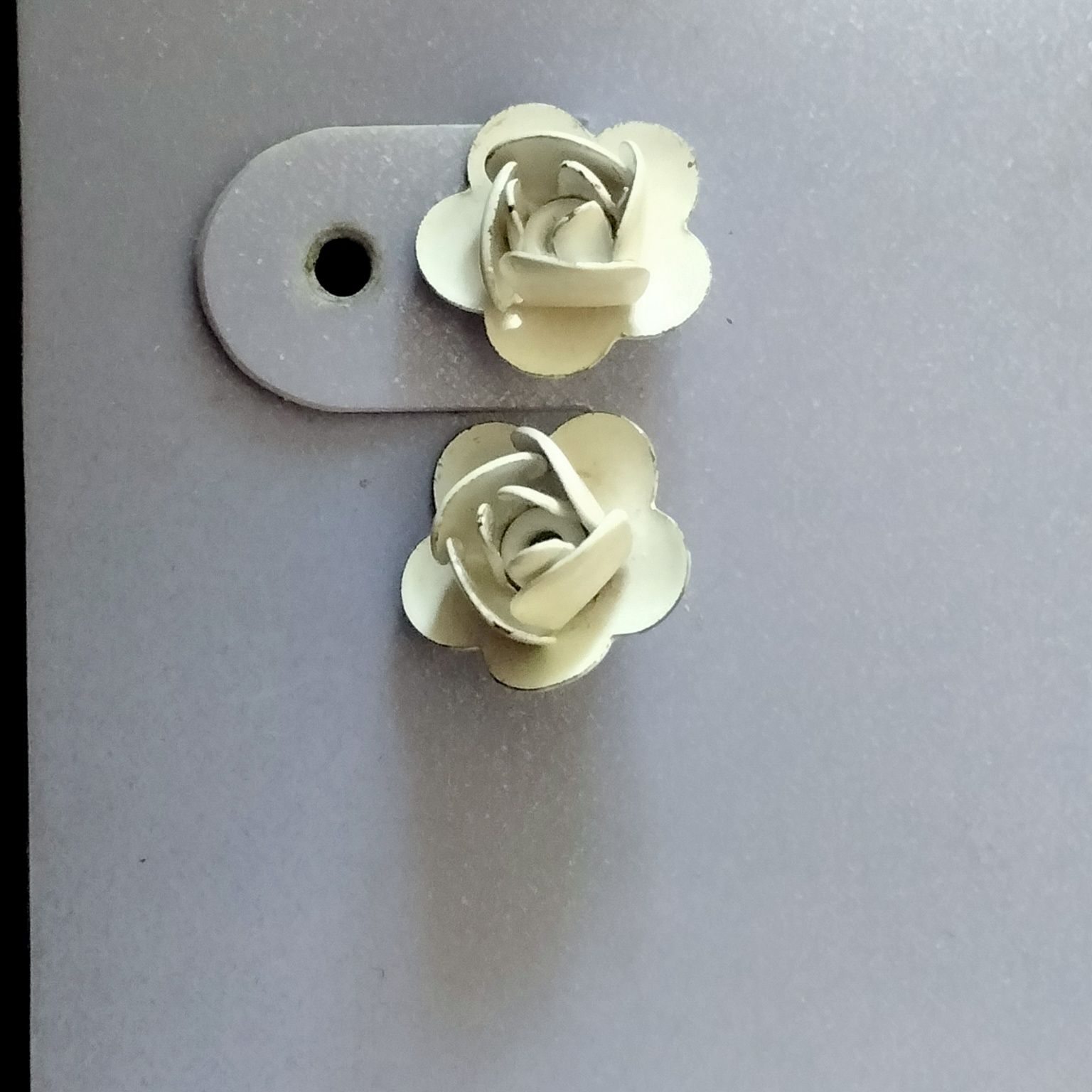 Kolczyki, białe różyczki i symbole pokoju z kryształkami, Claire's