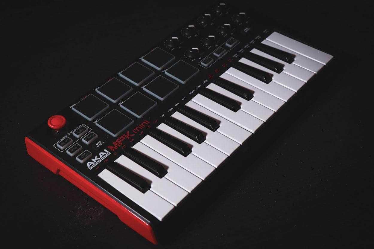 Продам midi акаи клавиатуру миди AKAI MPK Mini MK2 в идеале