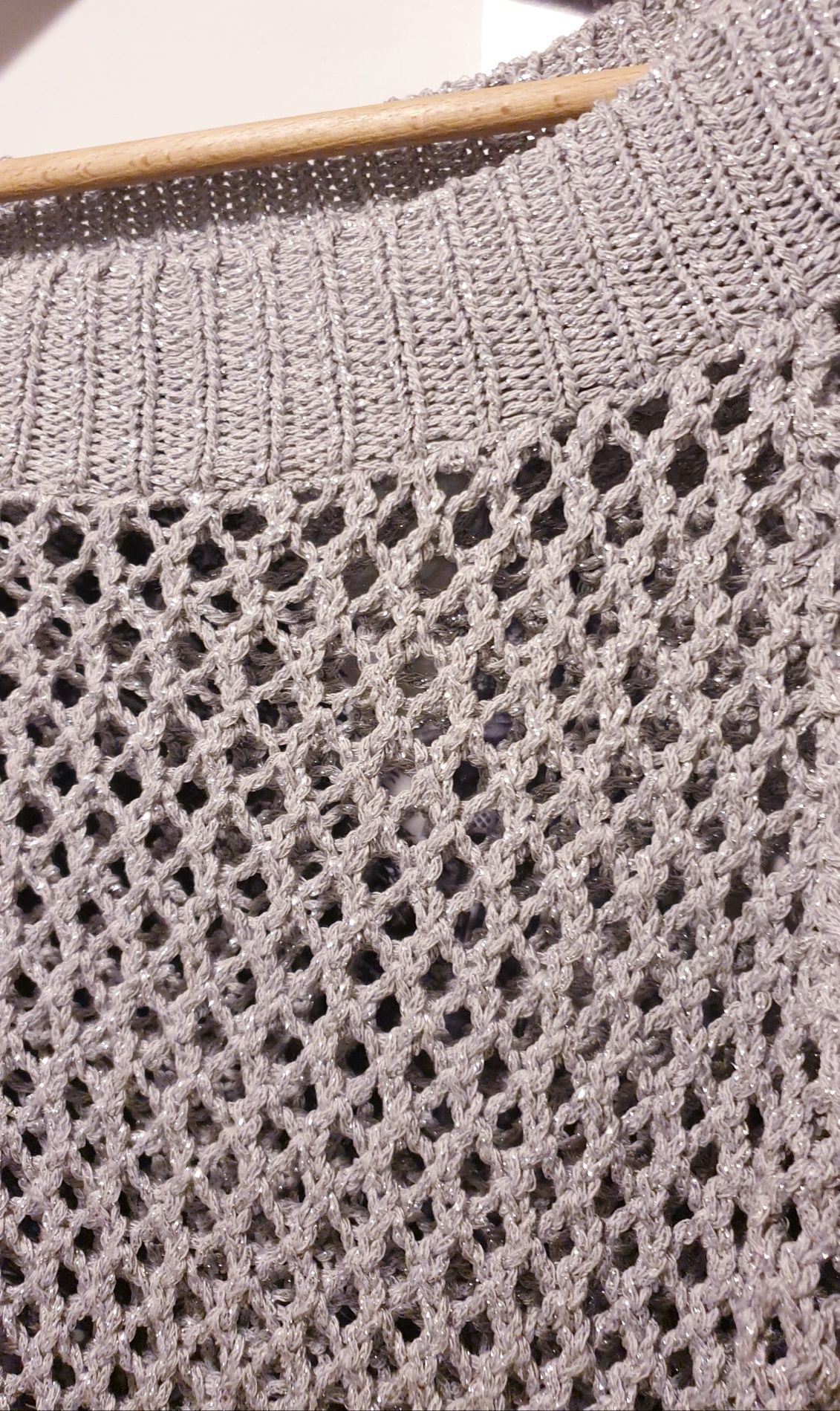 Szary sweterek ze srebrną nitką H&M