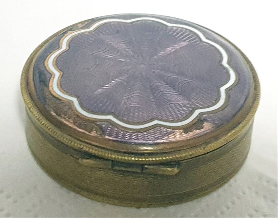 Linda antiga caixa com guilloche esmaltada e marcada