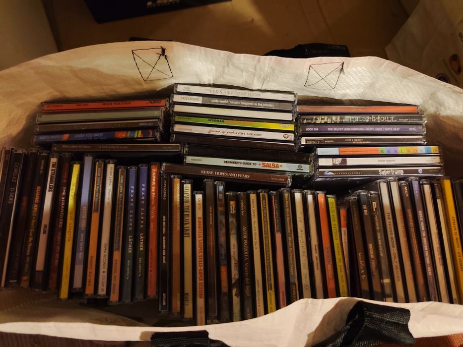 Vendo cerca de 300 CDs