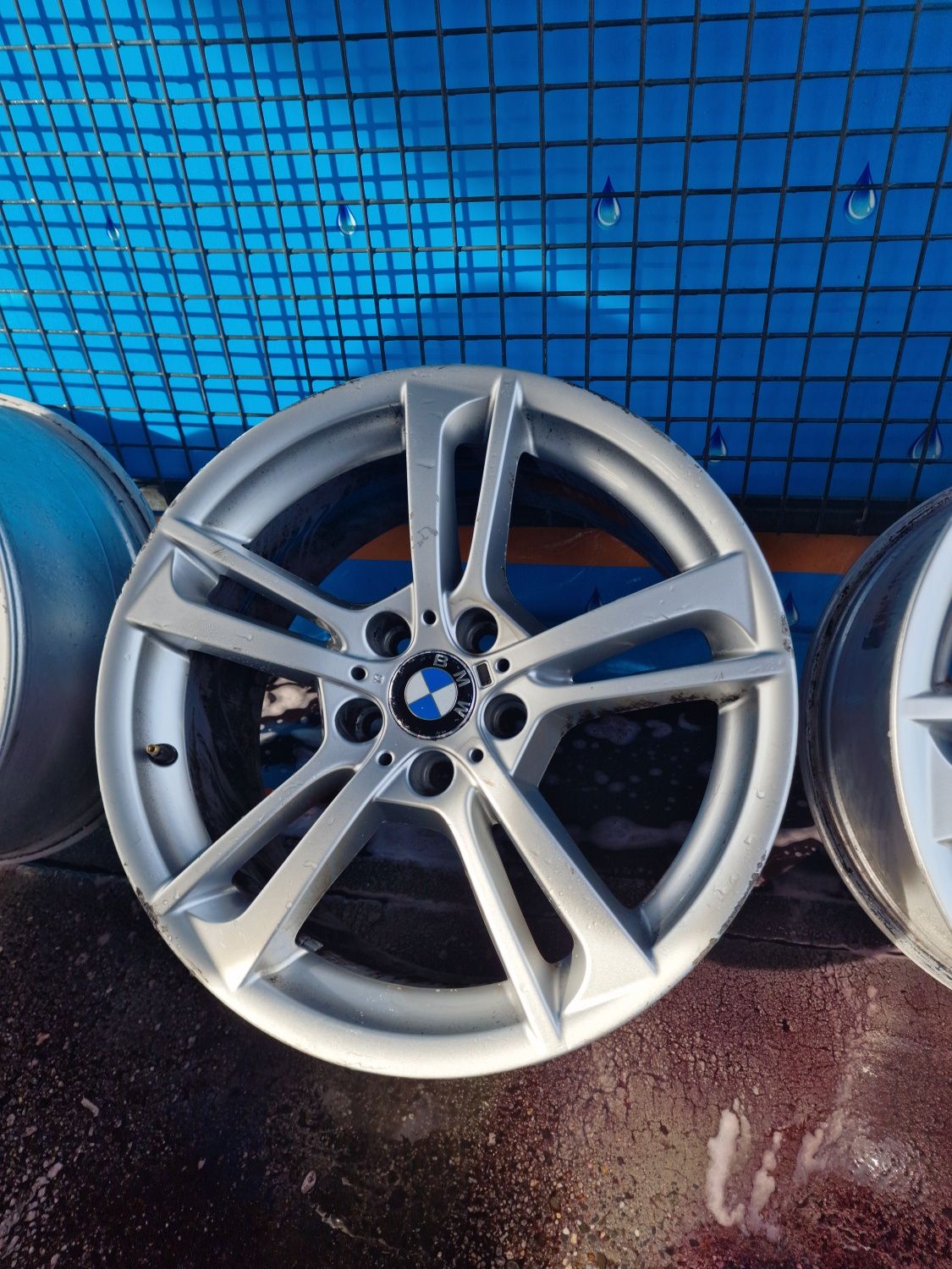 19 5×120 Alufelgi BMW F30 F31 F32 F36 Komplet Orginał