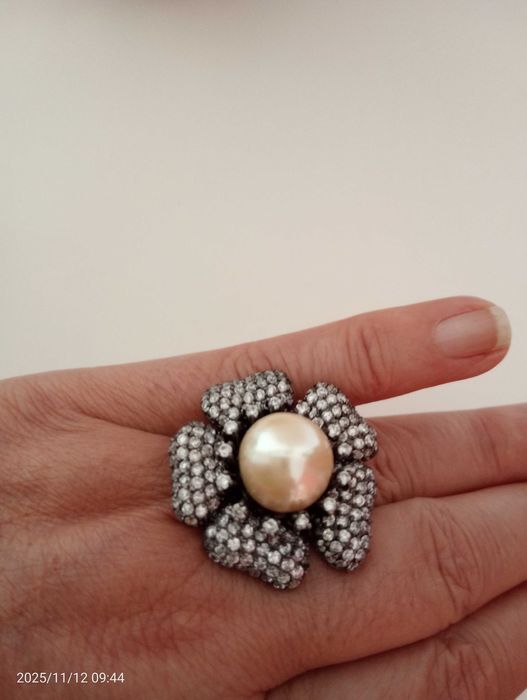 Anel com zircões incrustados