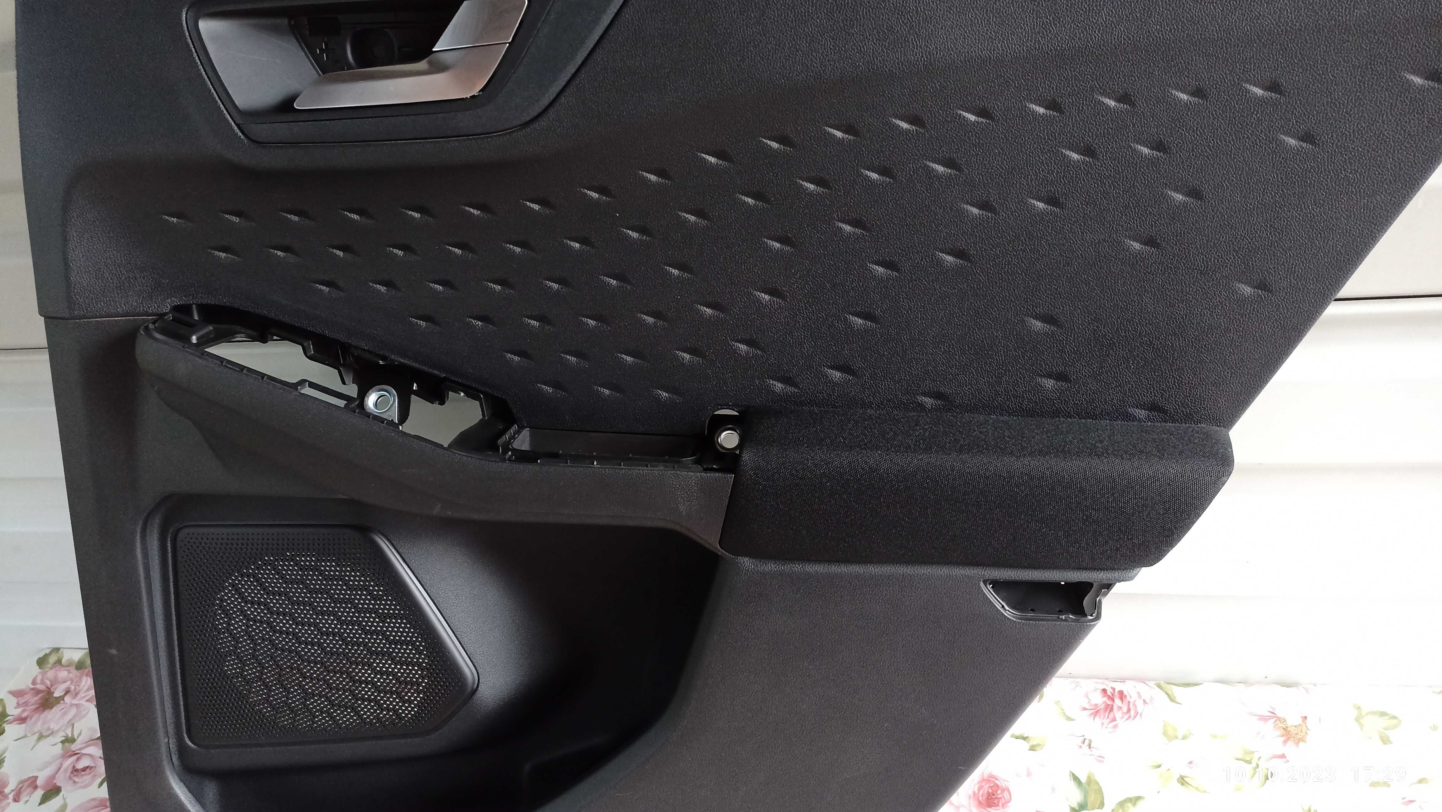 Обшивка двери, карточка задняя правая Ford Escape MK4 2020 черная
