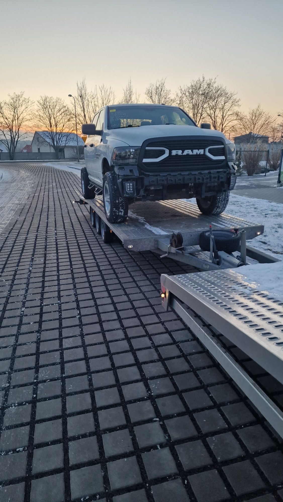 Auto Pomoc Drogowa Osobowe BUS Dostawcze 24H laweta Gniezno Holowanie