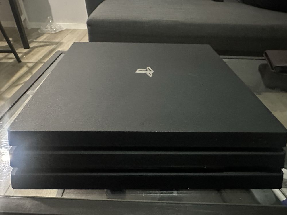 Playstation 4 Pro 1 TB  z 2 controller
