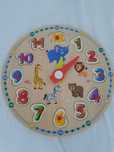 Relógio de madeira e outros brinquedos