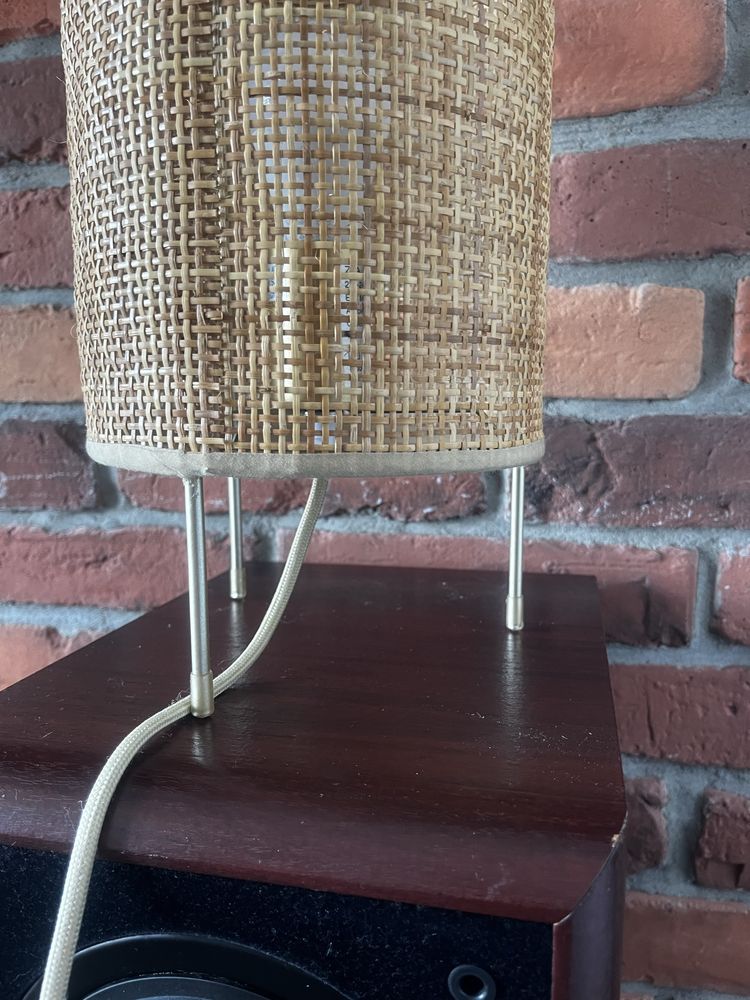 Lampa ZARA z metalowymi nogami i rattanowym abażurem