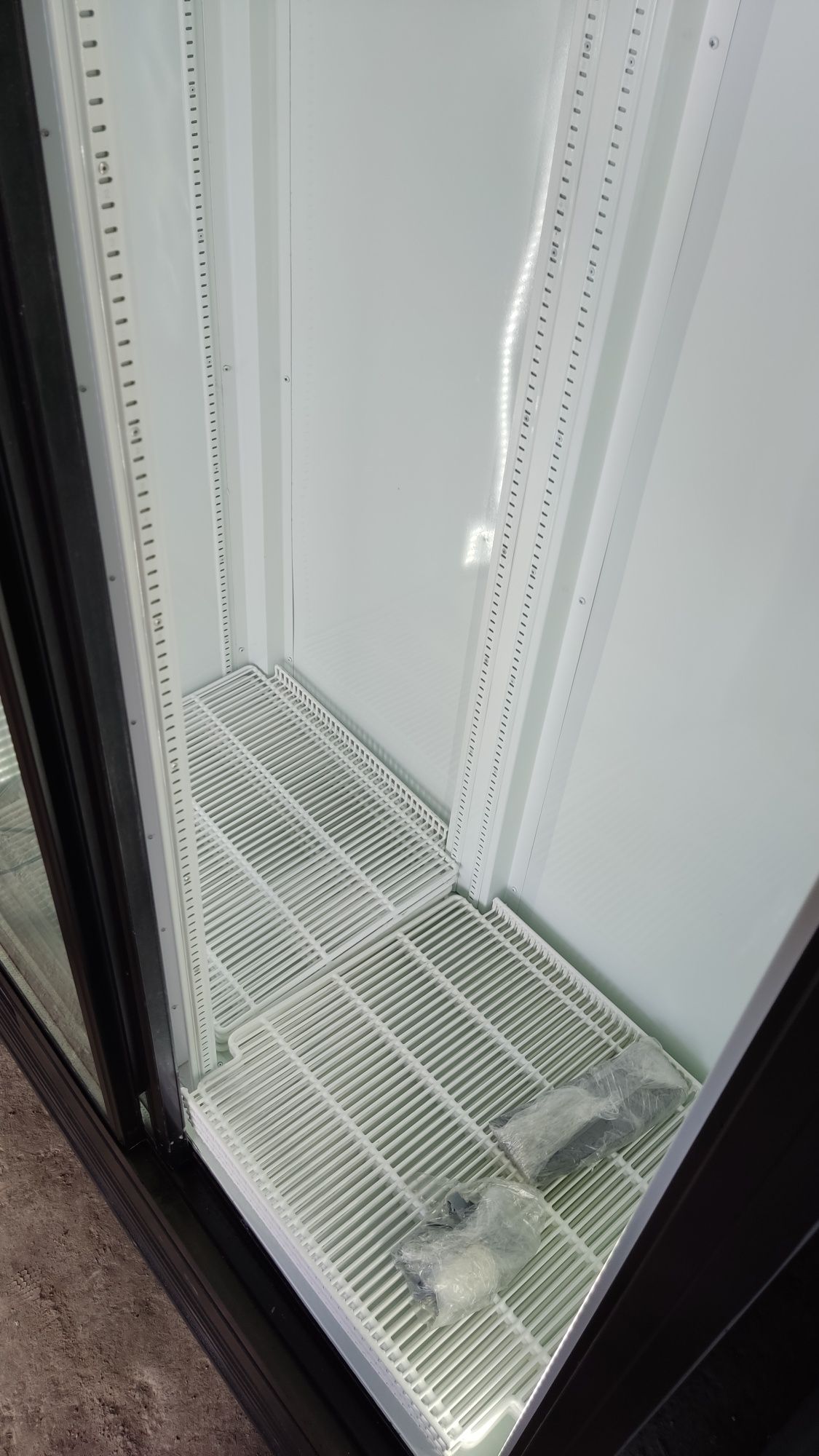 Холодильник вітрина холодильна