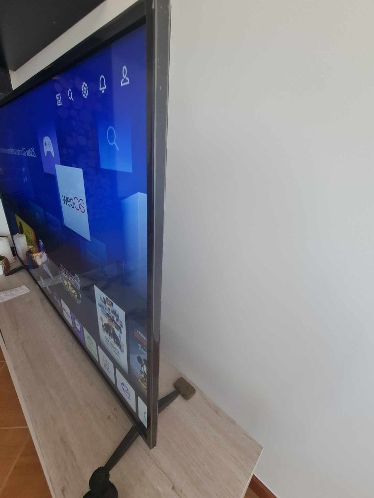 TV LG 55 polegadas
139cm
Modelo UQ75006lf

Um ano de uso, tenho fatura