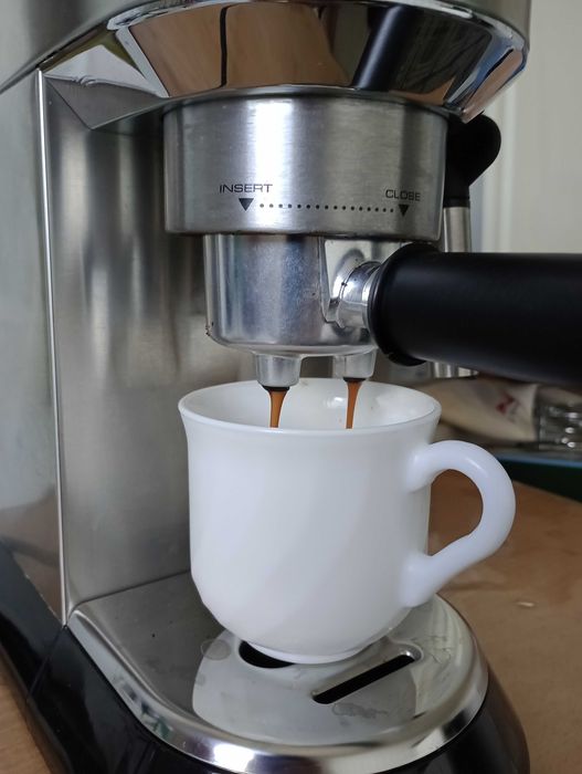 Рожковая эспрессо‑кофемашина  EC680.M из серии Dedica от DeLonghi .