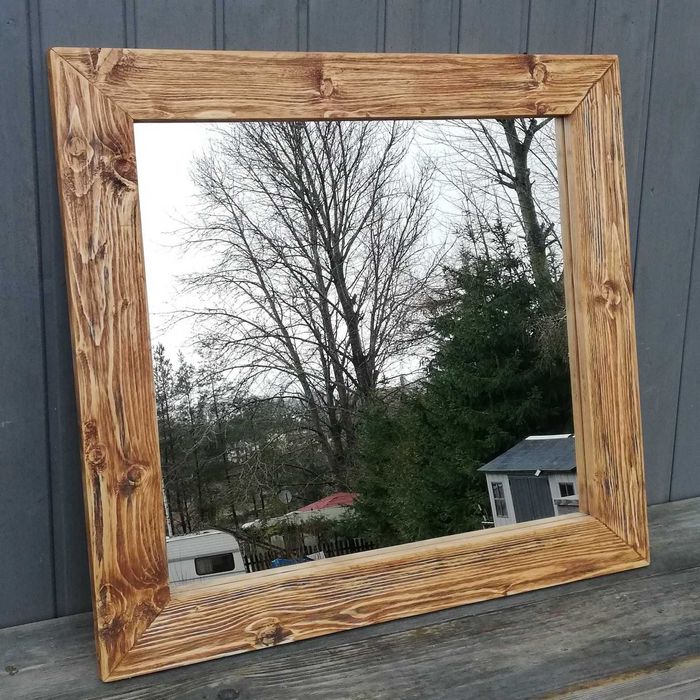 Lustro w drewnianej ramie