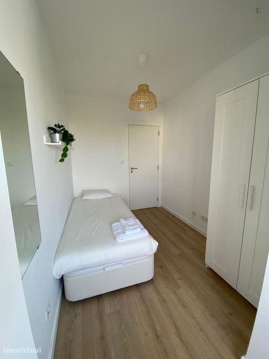 353440 - Quarto com cama de solteiro e casa de...