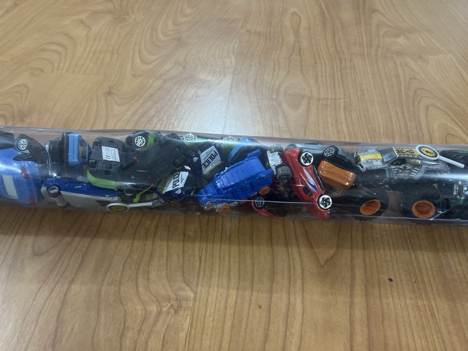 Tubo com + de 30 Carrinhos Metálicos e Monster Trucks