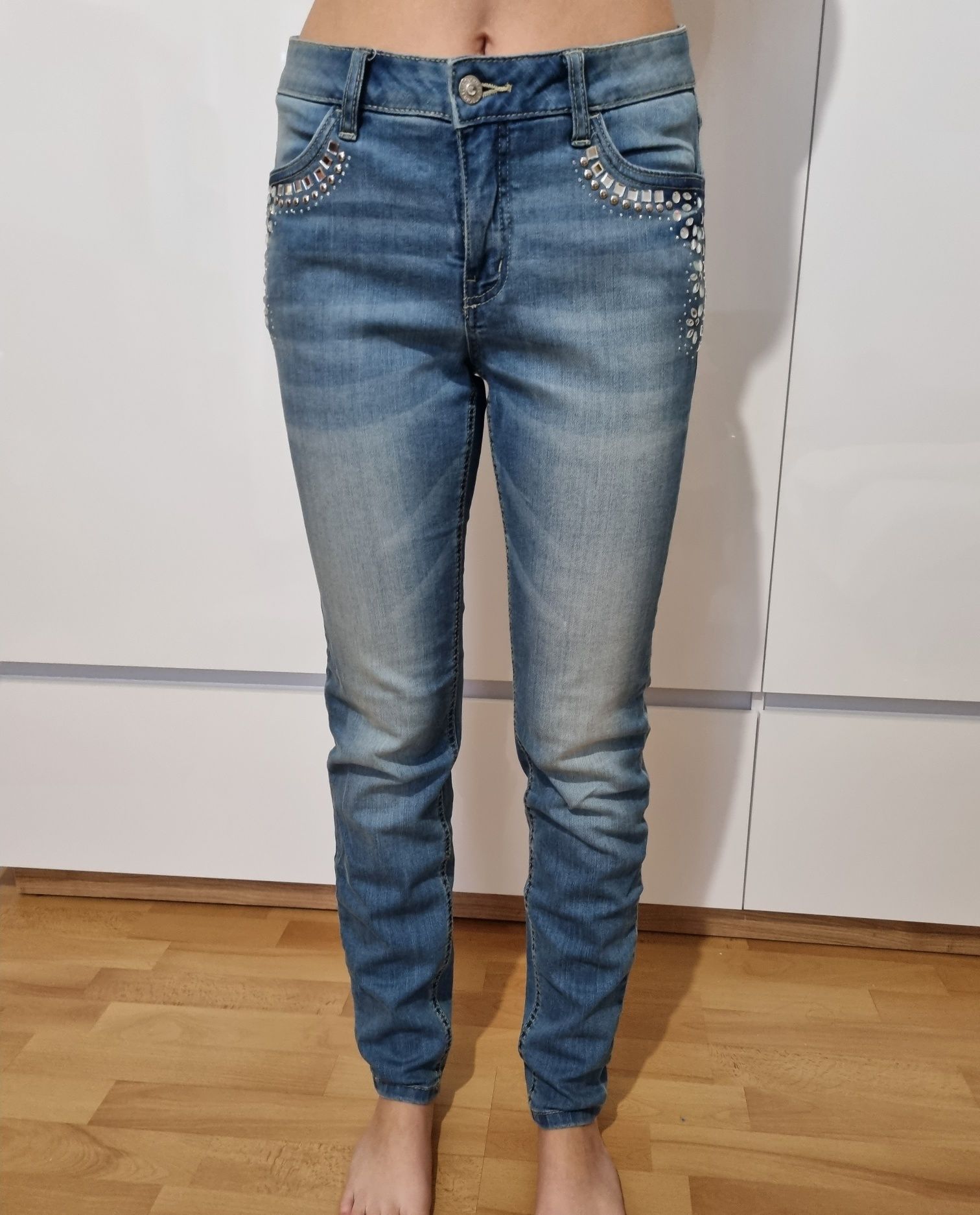 Niebieskie jeansy rurki z cekinami Jeansowe spodnie