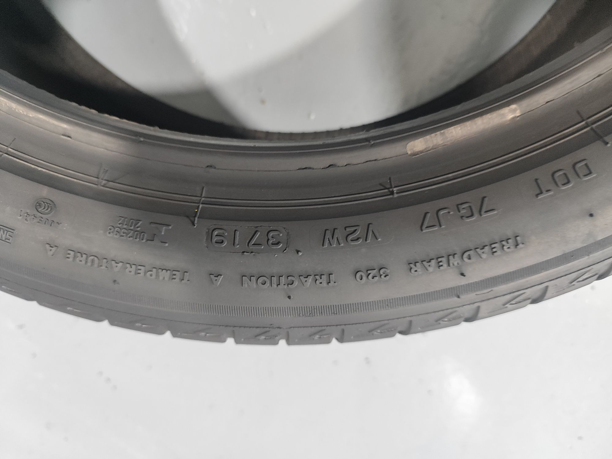 2 pneus semi novos 225-45r18 Bridgestone - Oferta dos  portes