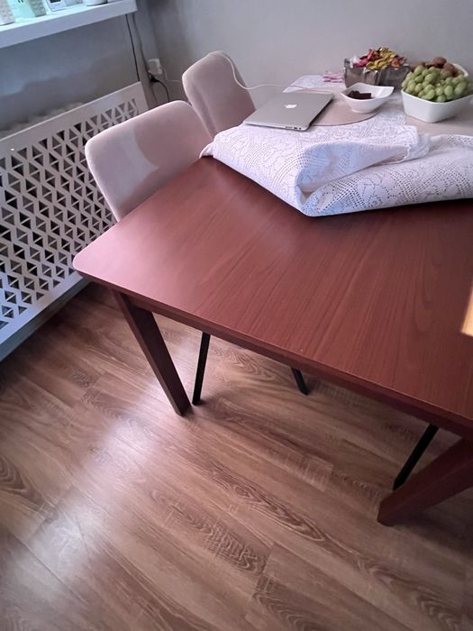 2 witryny, komoda, 2 polki, stol plus 4 krzesla do salonu lub jadalni