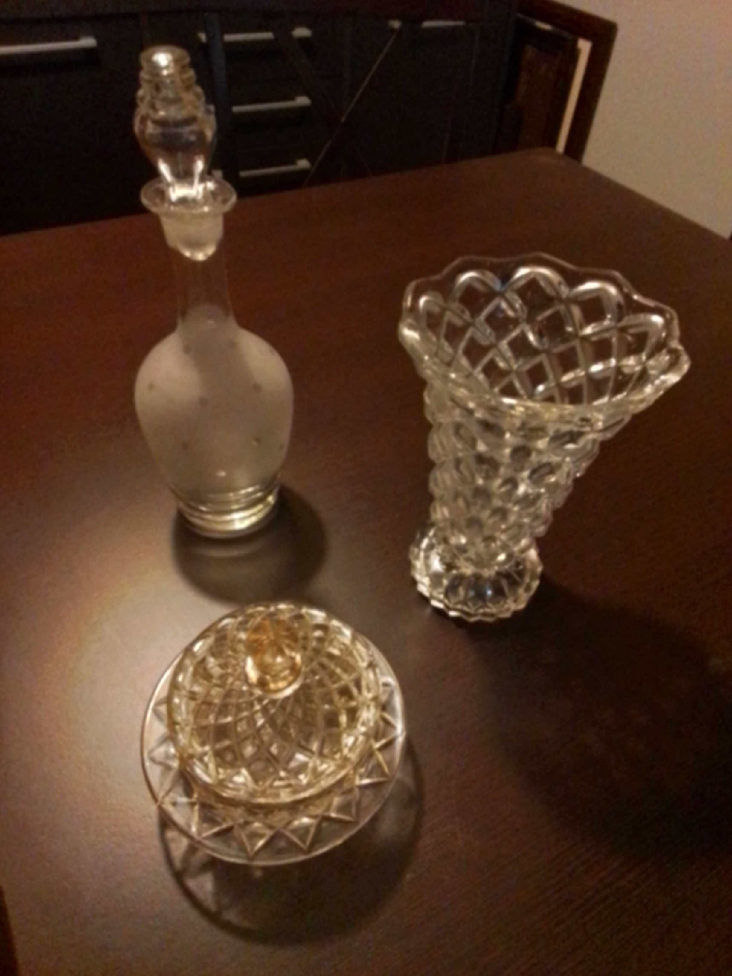 Jarra, garrafa e açucareiro, em vidro, antigos