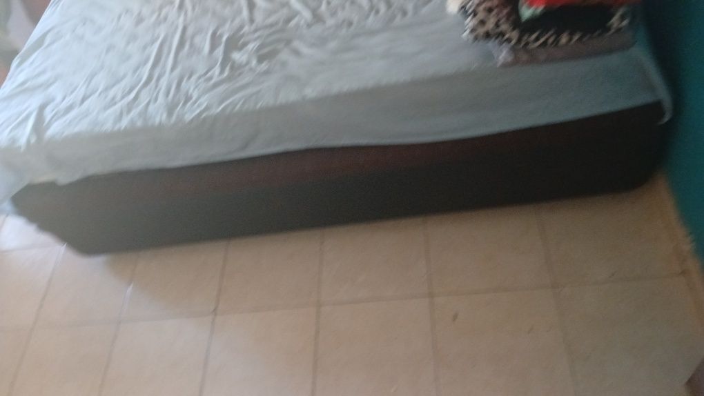 Cama de casal com arrumação