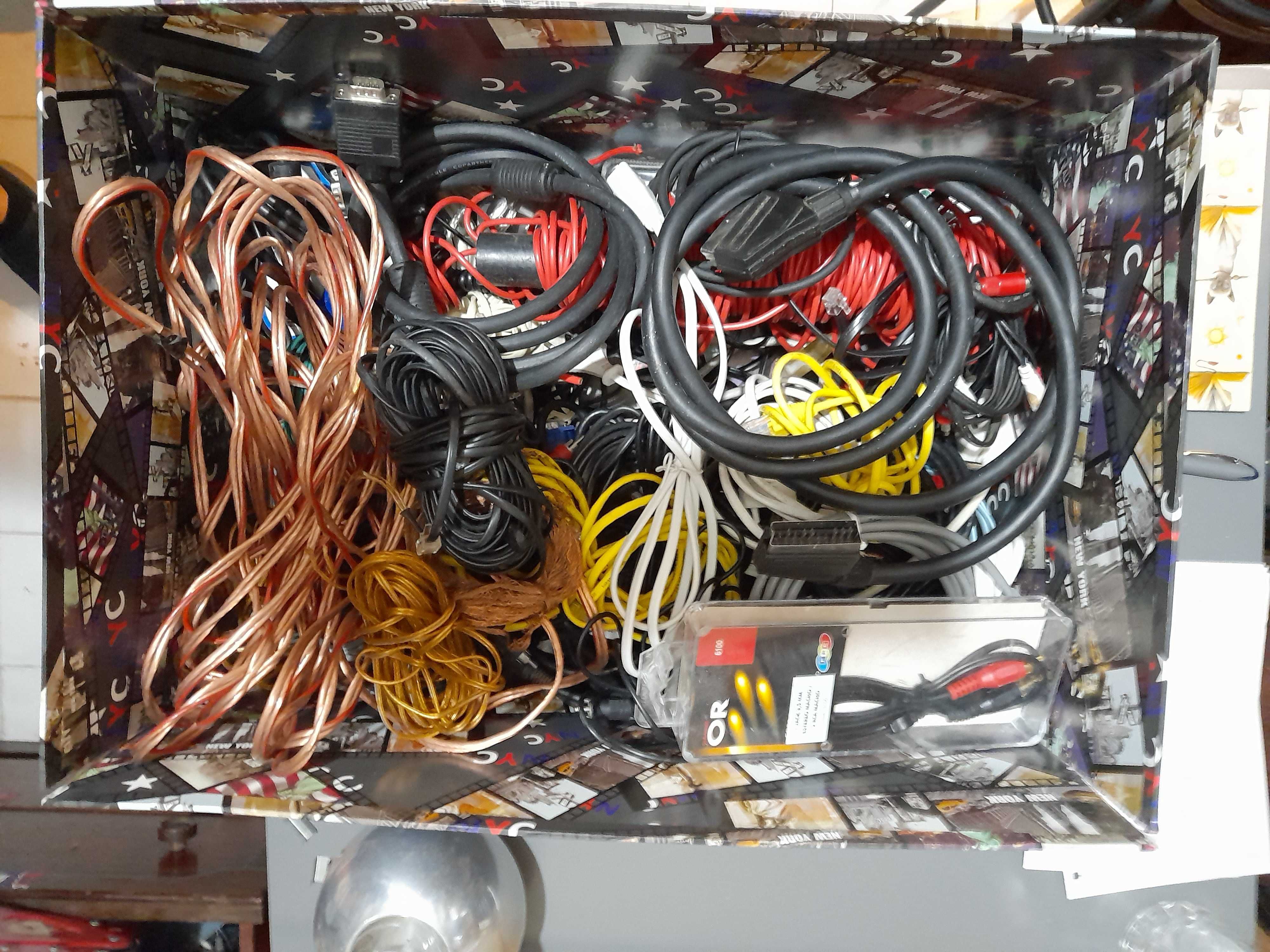 Fios elétricos, som, telefone ,cabos PC ,TV num total de 100