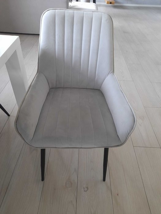 Piękne nowoczesne krzesła do jadalni