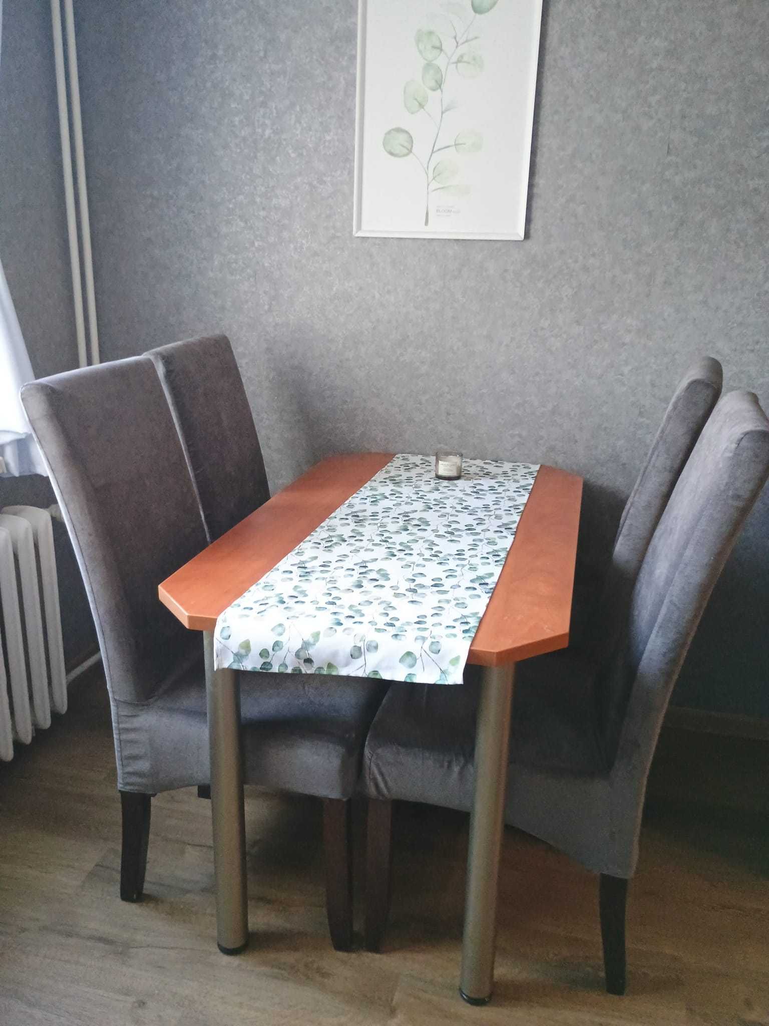 Stół z czterema krzesłami.