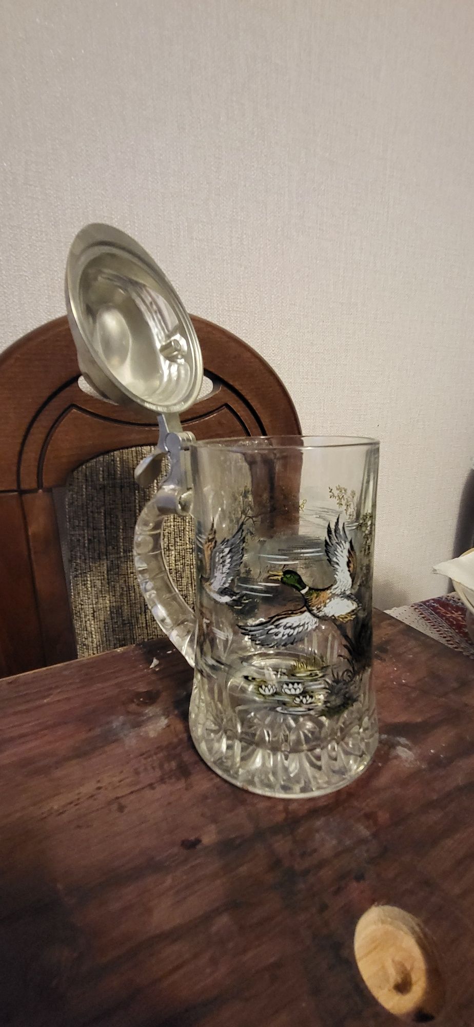 Kufel do piwa z motywem myśliwskim.