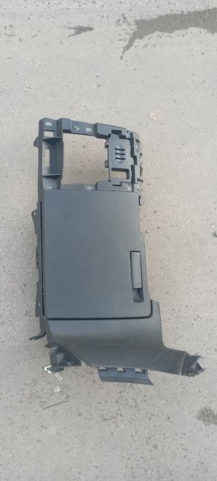 Бардачок водія Пежо 5008