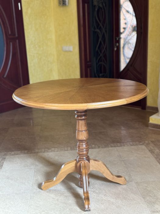 Круглий дубовий стіл (обідній для 4-х осіб)