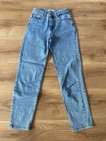 Mom jeans z wysokim stanem