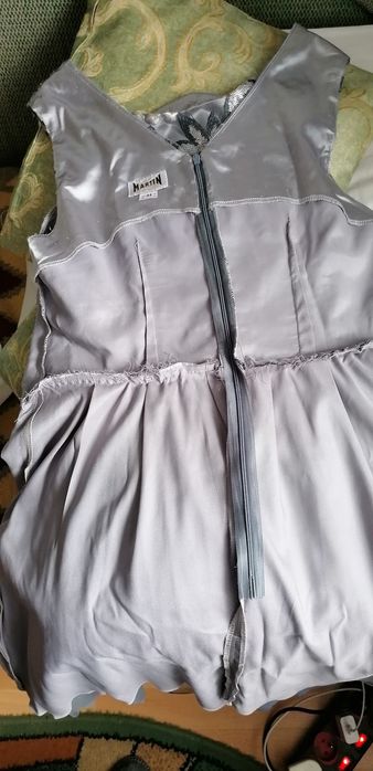 Szara haftowana z tiulowym dołem sukienka r. 44