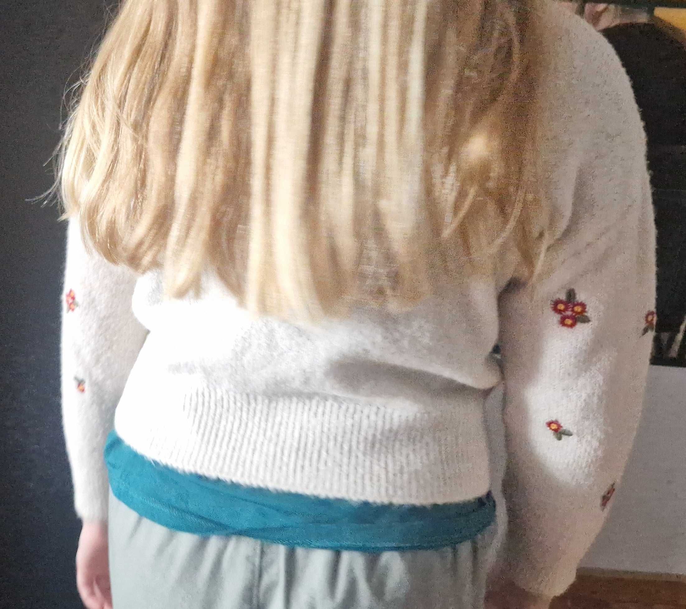 Swetr sweterek beżowy w kwiaty r. 122 - 134 rozpinany