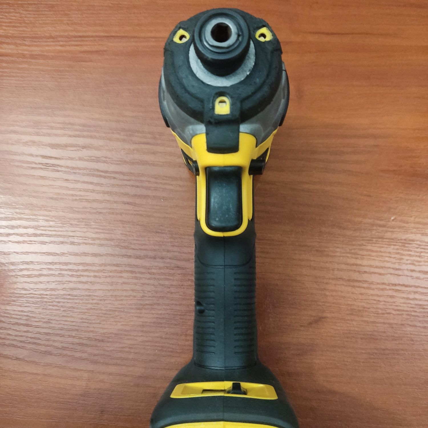 Шуруповерт DCF 887 DeWALT