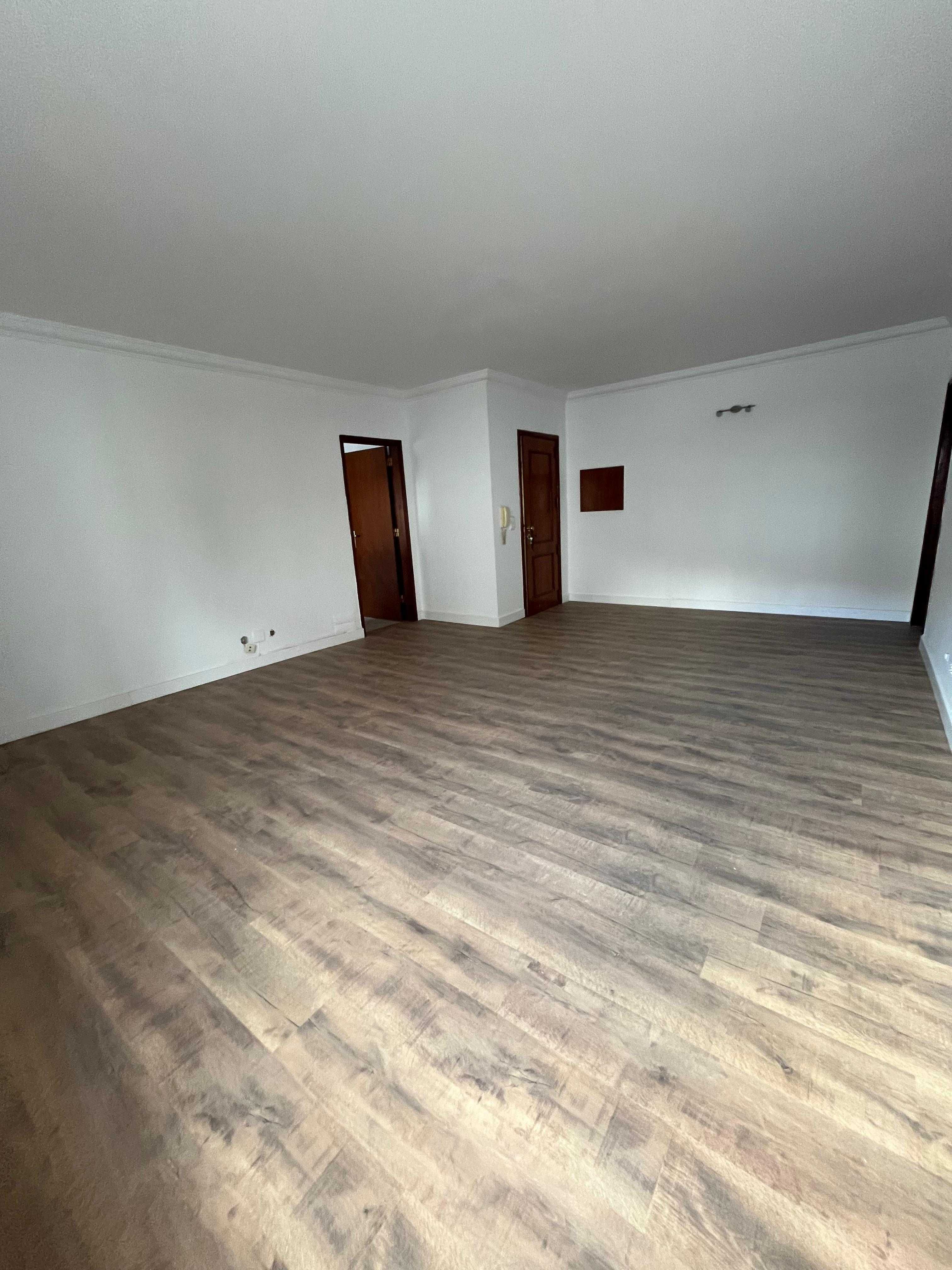 T2 com 3 lugares garagem - Aldeia de Paio Pires