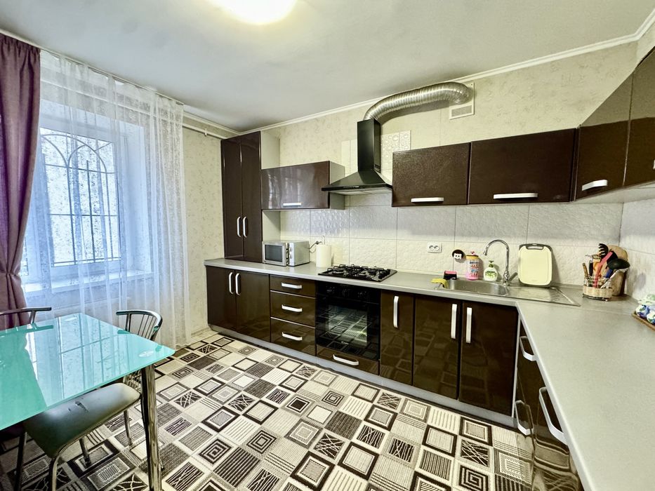 Продаж 2к квартири 65 кв. м на вул. Миколаївська 6