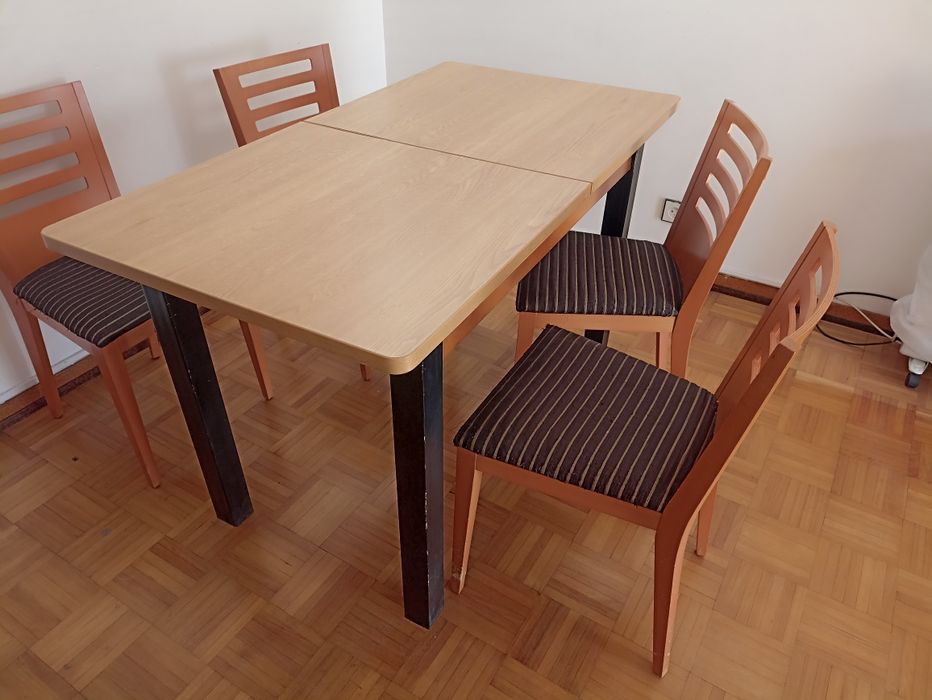 Mesa extensível+ 4 cadeiras