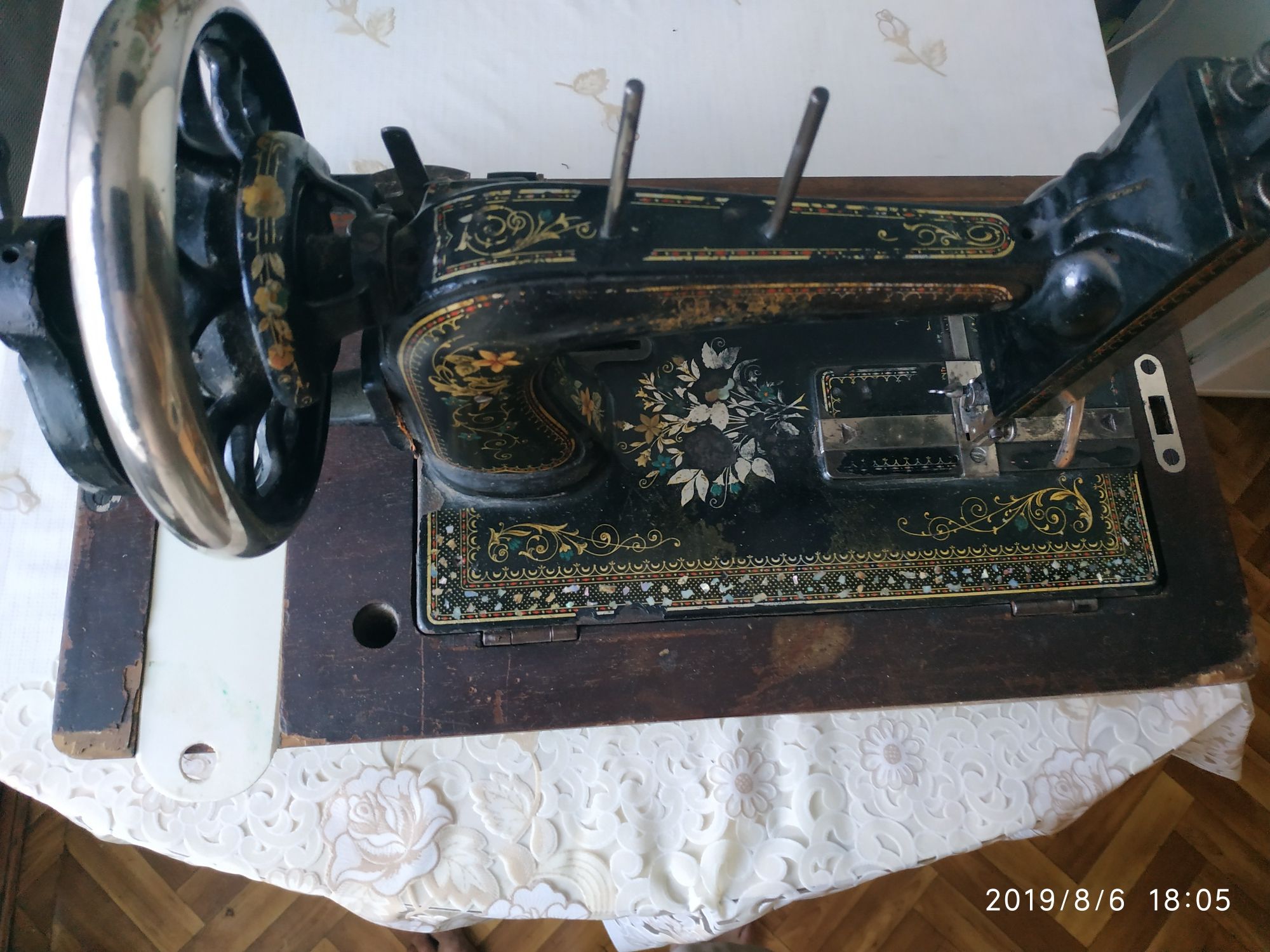 Продам редкую антикварную швейную машину .