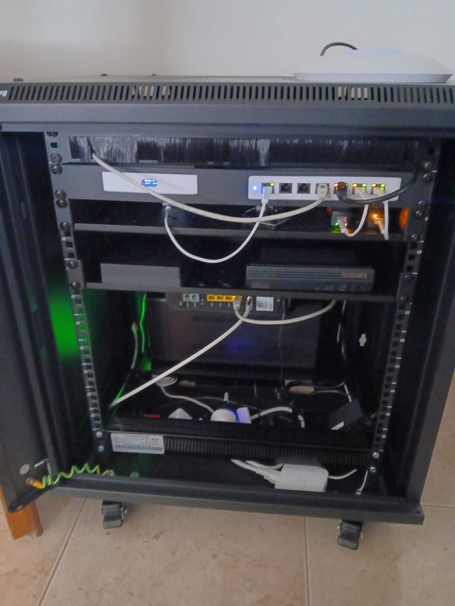 Montagem rack Ubiquiti UCG-Ultra + Switch Ultra