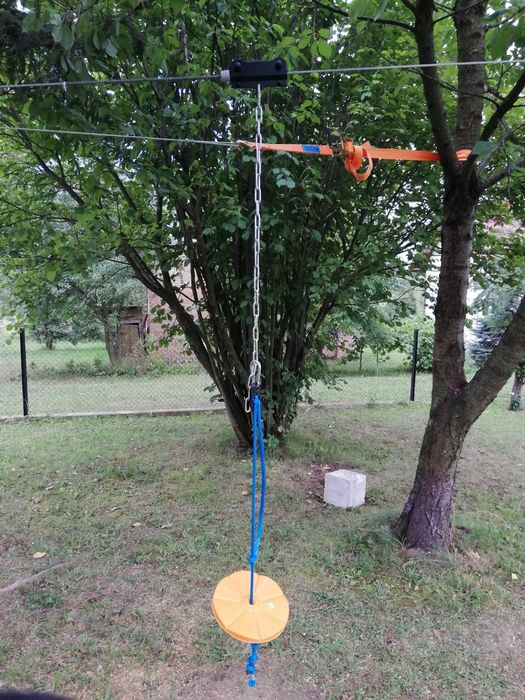 Zjeżdżalnia linowa, tyrolka. Dzień Dziecka