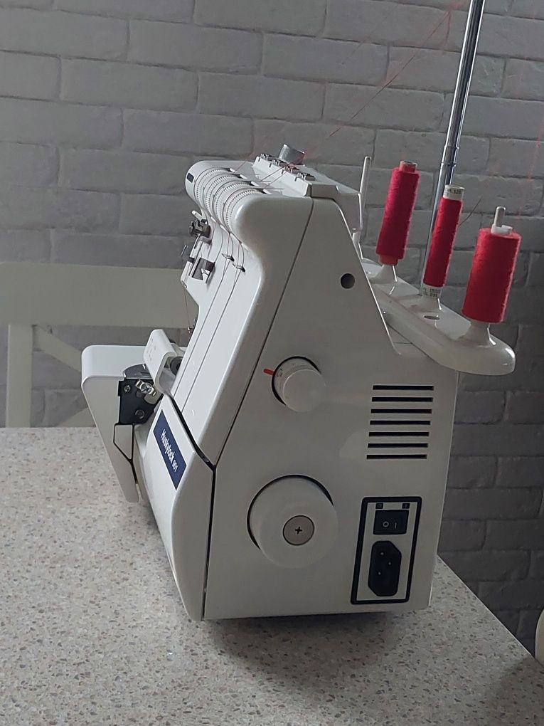 Overlock Husqvarna Huskylock 901 czyeronitkowy