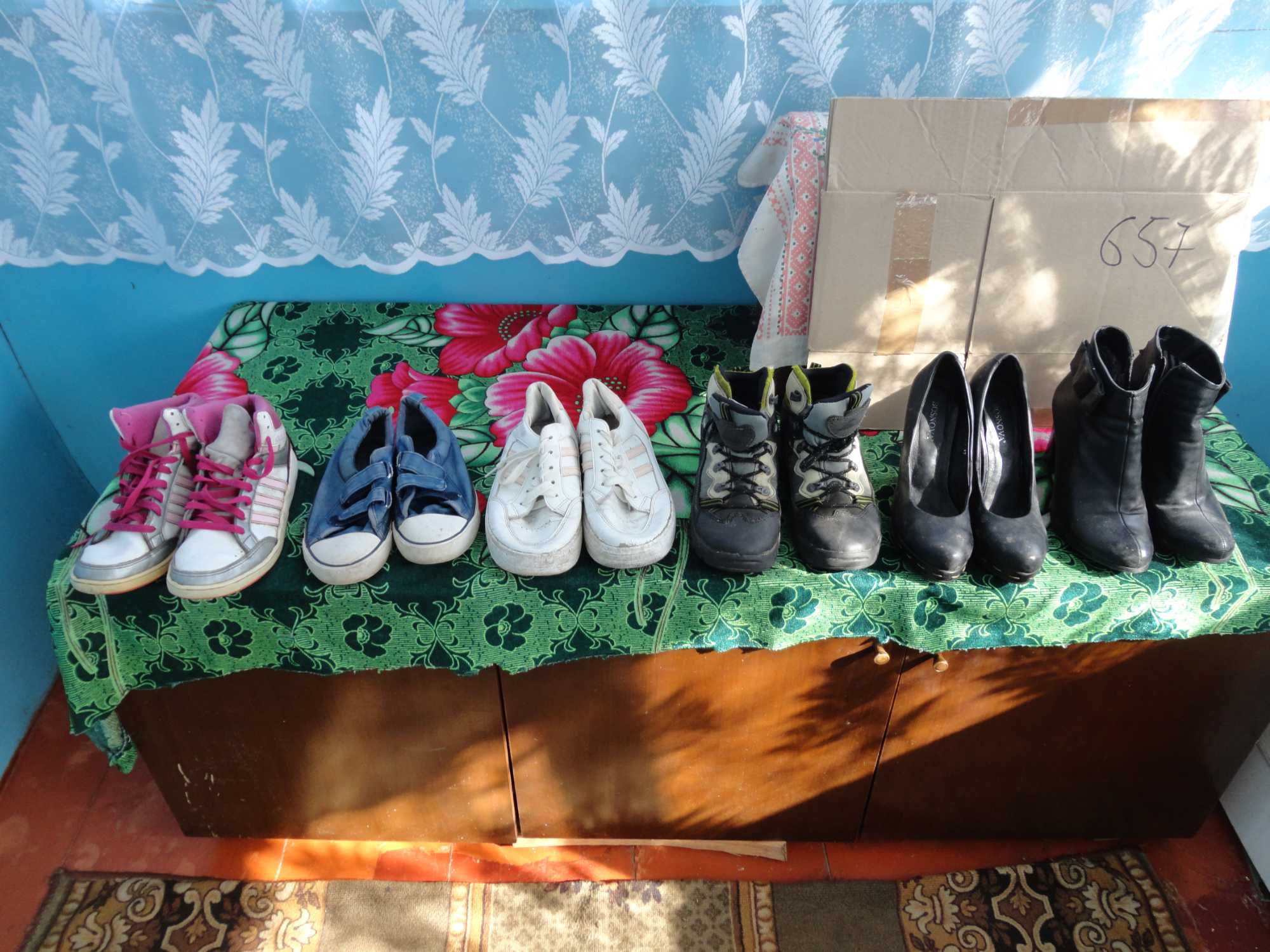 6 пар дитячого дівчачого взуття одним лотом.
