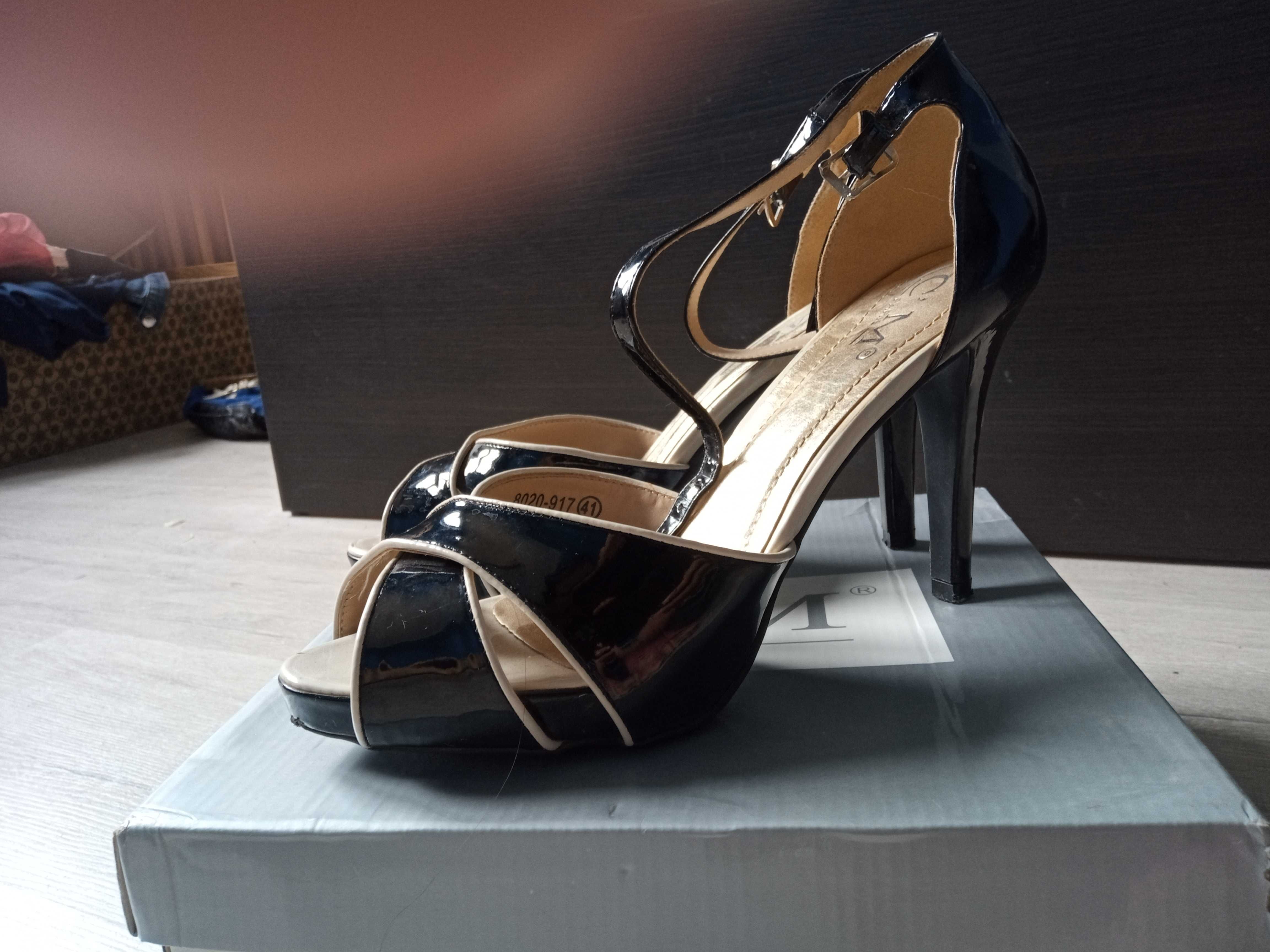 Buty na obcasie 41