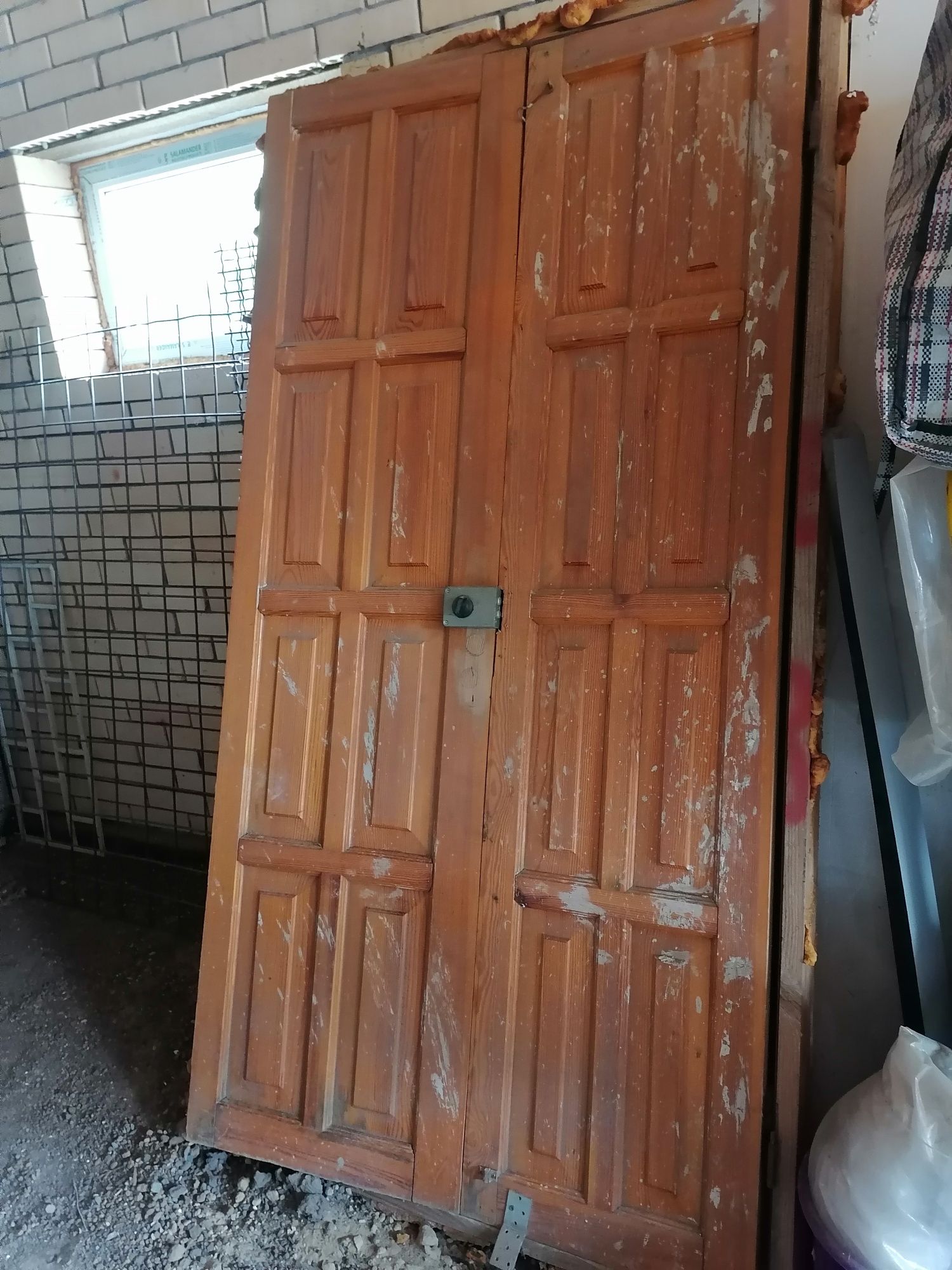Продам дерев'яні двері (2,03х1,03)з коробкою (2,10х1,10)