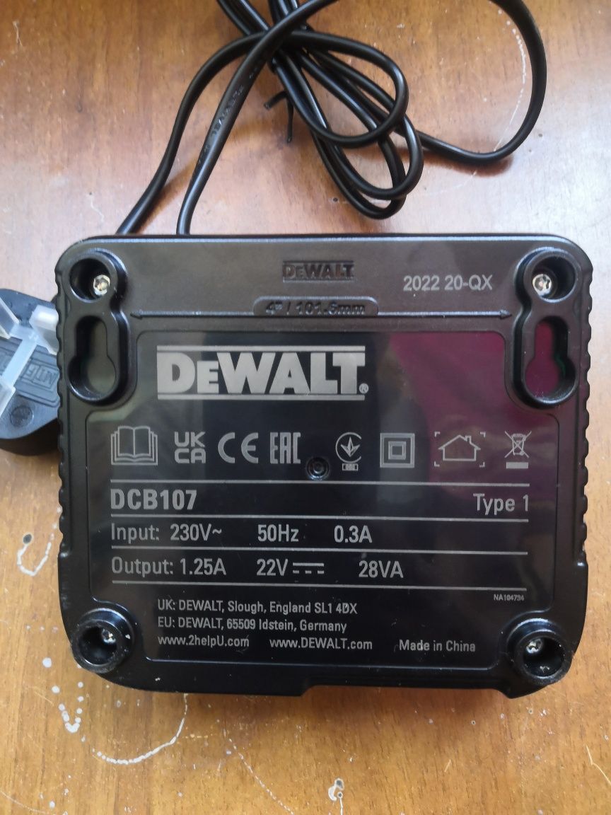 Зарядний пристрій акумуляторів De Walt DCB107