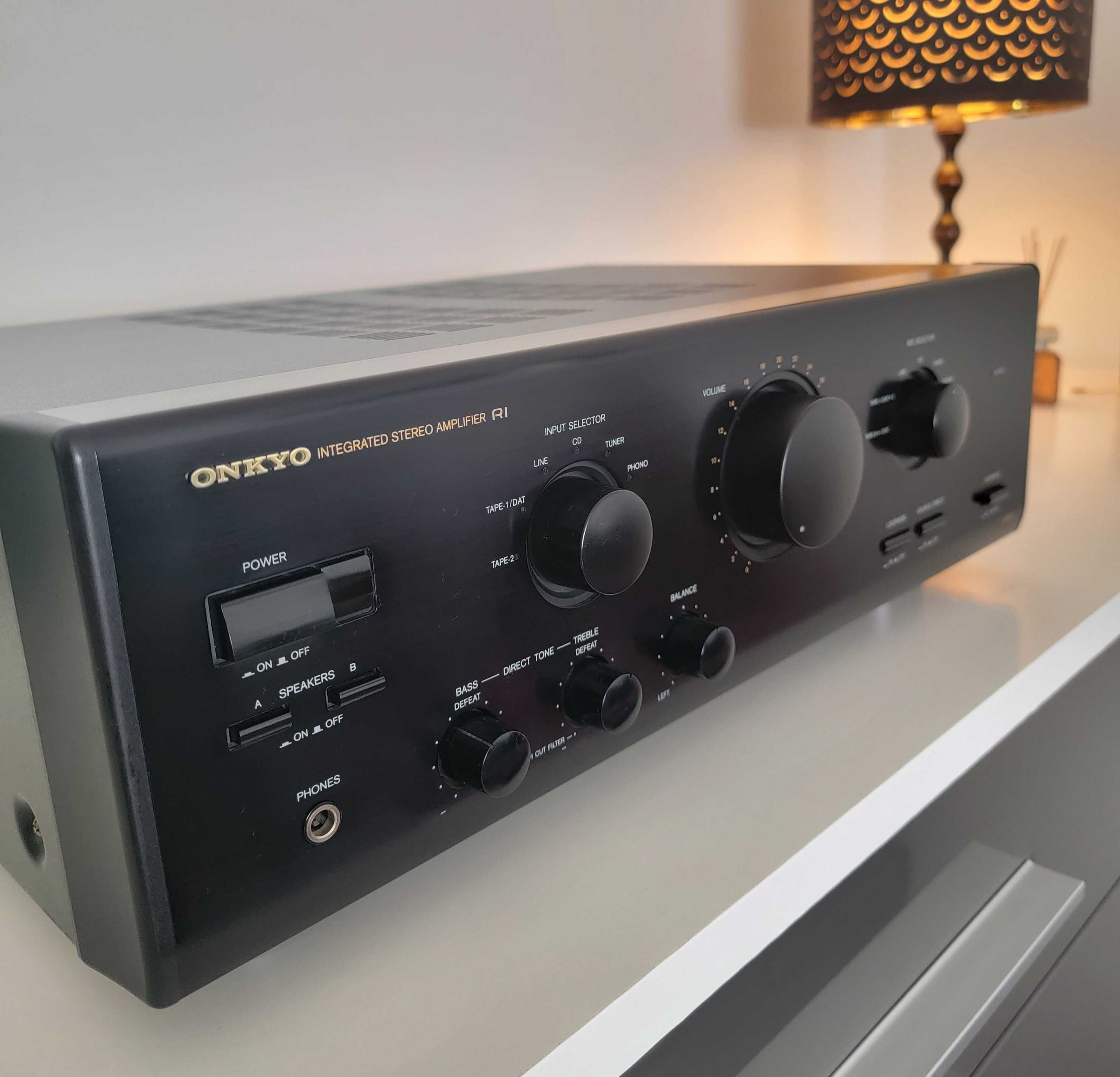 Усилитель звука  Onkyo A 8051