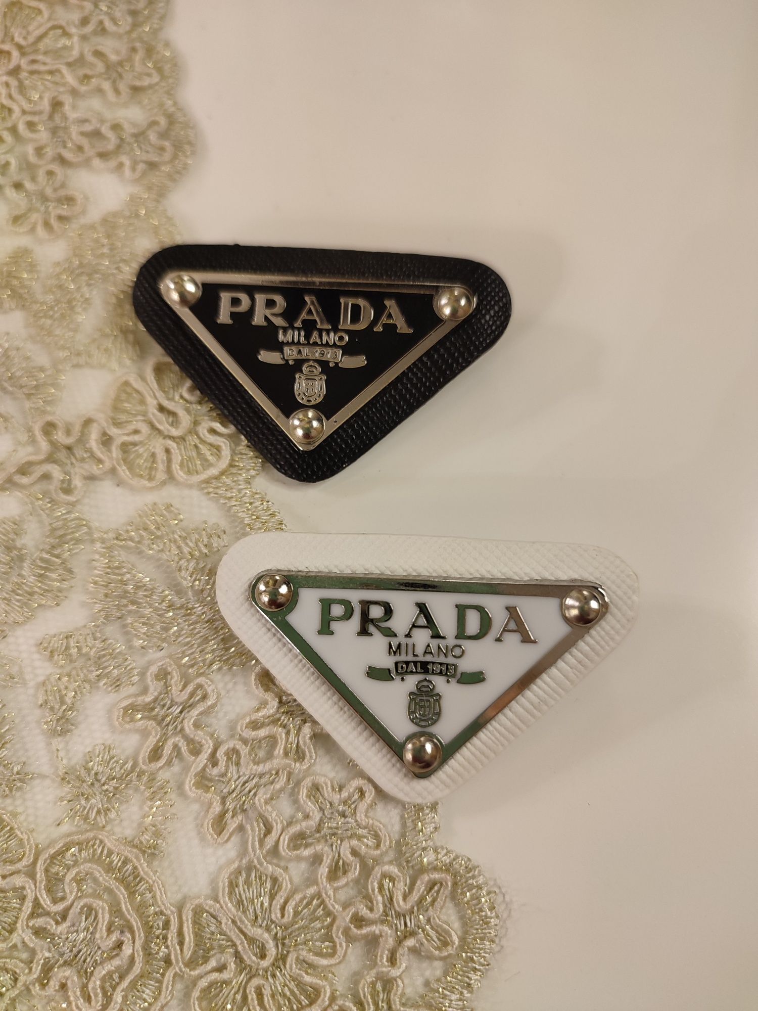 Брошь " PRADA" размер 4.5 см