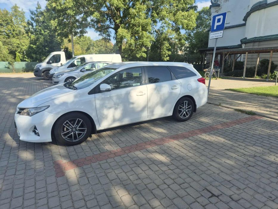 Toyota Auris, pierwszy właściciel, garażowana, dwa komplety kół.