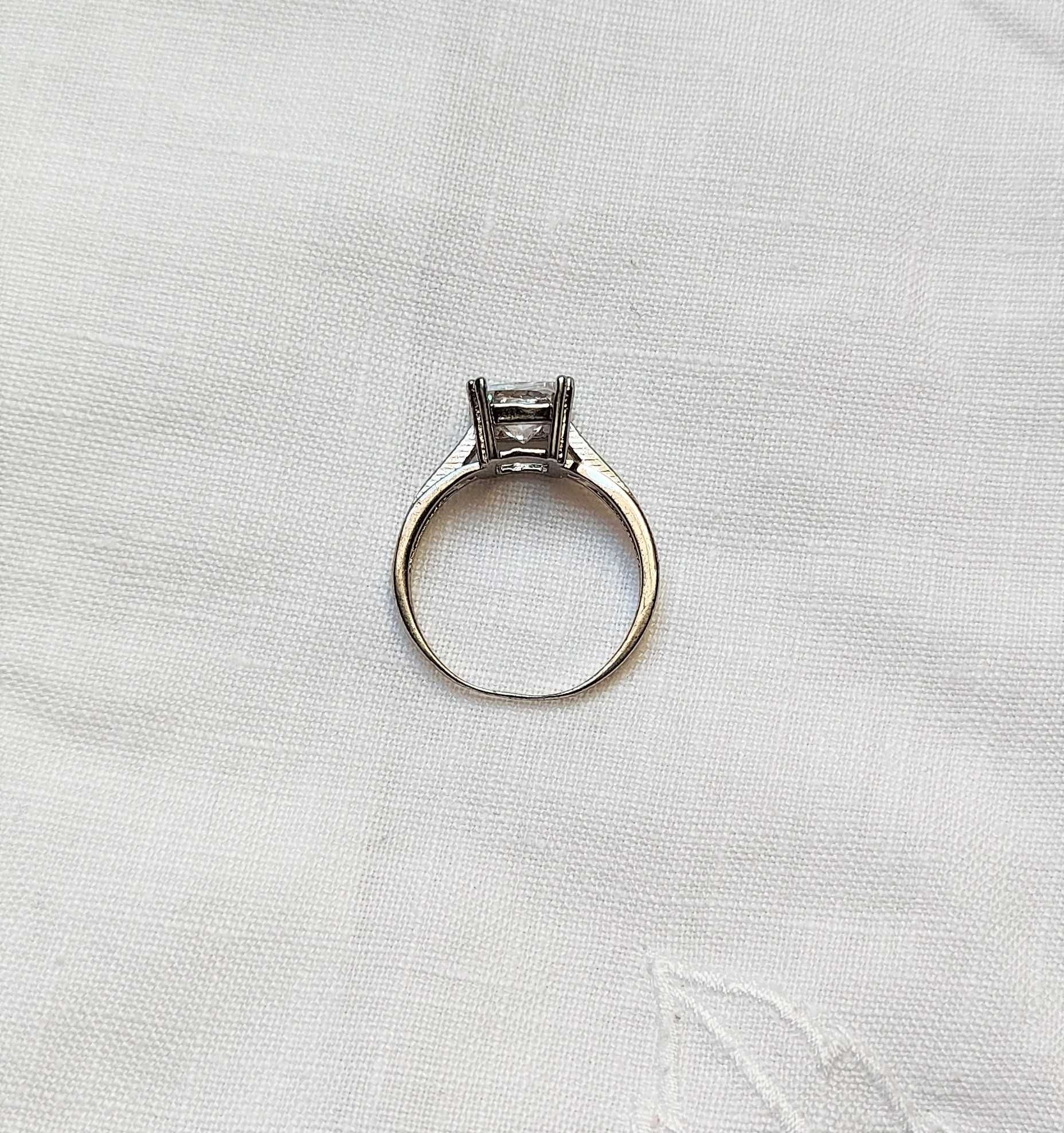 Nowy pierścionek srebrny kolor kwadratowa cyrkonia elegancki królewski