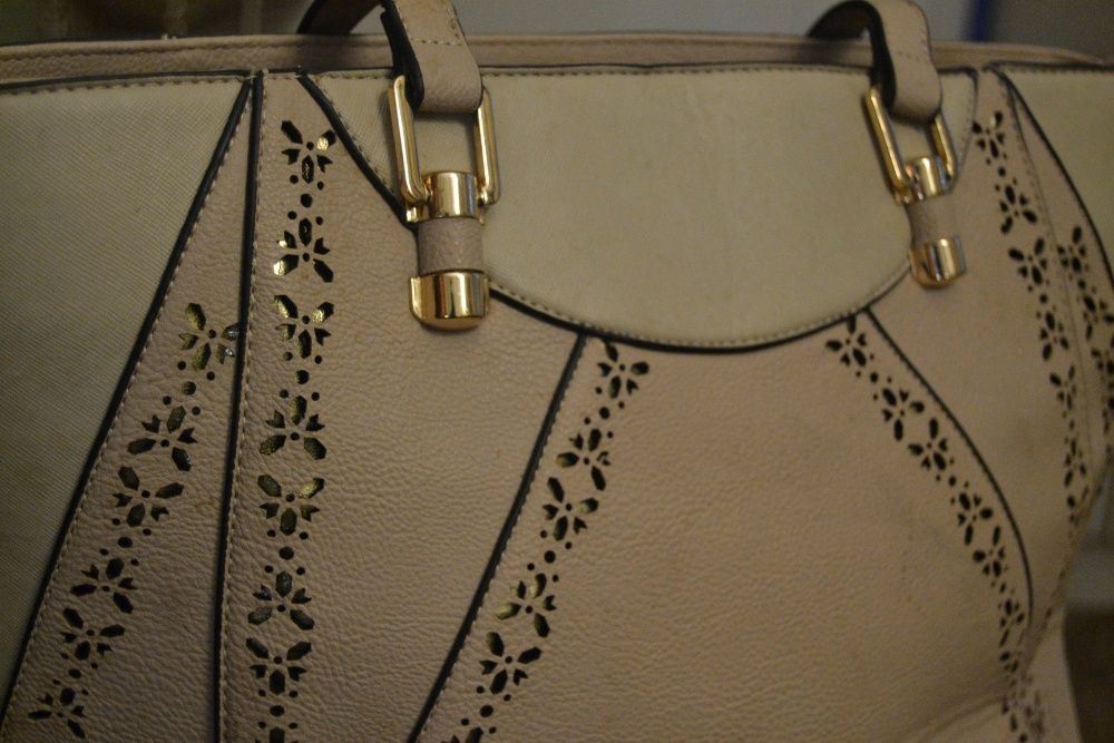 Beżowa torebka New Look ażurowe wzorki A4 złote wykończenia kuferek