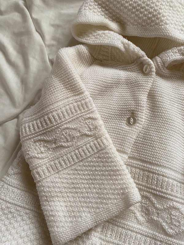 Biały ciepły sweterek z kapturem 98/104 3-4 lata